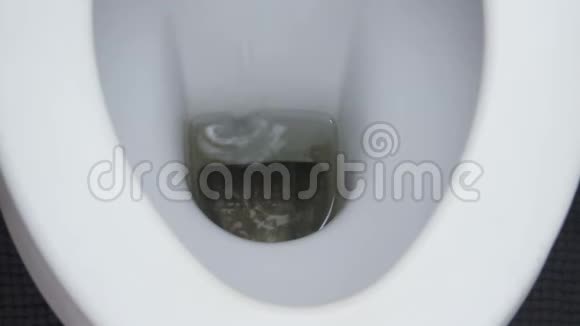 把水排到白色厕所里视频的预览图
