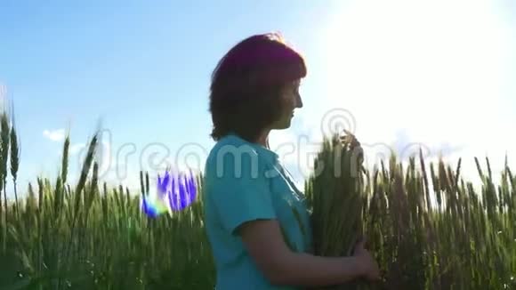 一个年轻的女人拥抱麦穗小麦的栽培视频的预览图