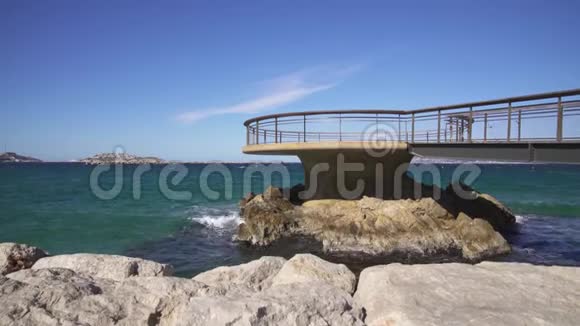 马赛湾海上有码头从加泰罗尼亚海滩俯瞰著名的地方视频的预览图