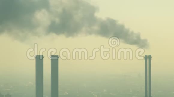 德国柏林天际线上的工业工厂烟囱污染视频的预览图