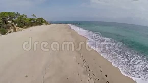 带着海浪飞越海边法国科西嘉空中观景视频的预览图