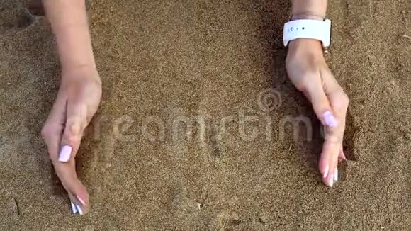 女人的手在沙子里挖找到比特币视频的预览图