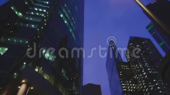 用玻璃制成的现代摩天大楼的全景晚上没有人视频的预览图