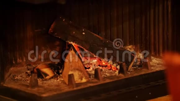 一个慢慢熄灭的小壁炉晚上在爵士酒吧视频的预览图