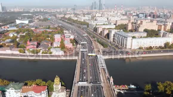 摩天大楼和交通大都市莫斯科阳光明媚的日子多车道交叉口的汽车交通视频的预览图