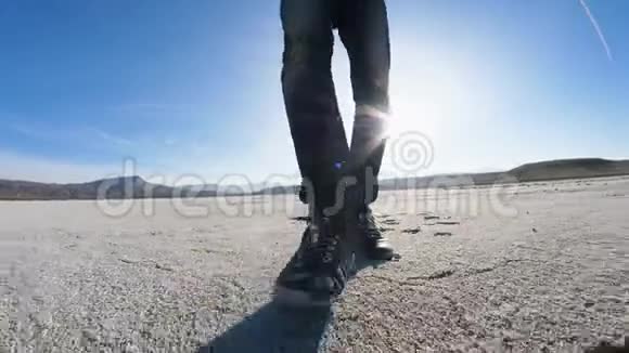 腿在干涸的盐湖上行走视频的预览图