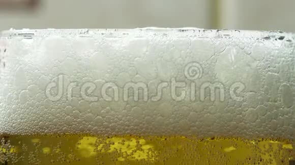 一杯杯杯里的泡沫啤酒视频的预览图