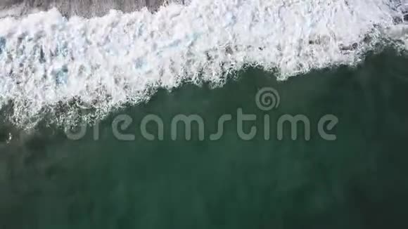 鸟瞰大型绿松石波撞击在海滨和人们在沙滩上行走库存美丽美丽视频的预览图