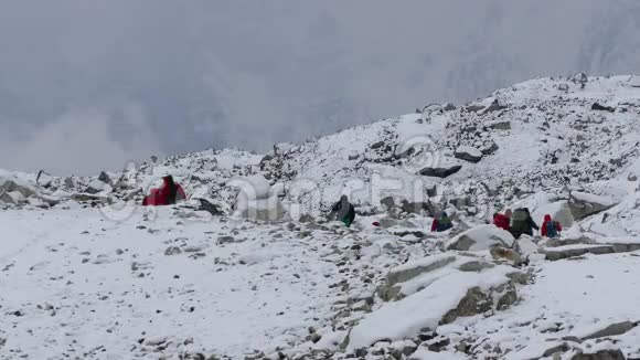 游客团体旅游活动山区雪4k视频的预览图