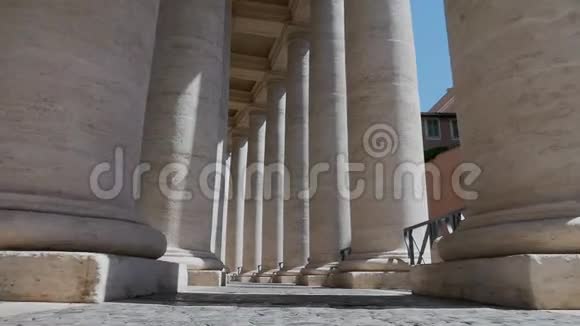 穿过罗马教廷圣彼得广场视频的预览图