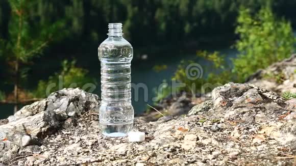 一瓶干净的水立在岩石上在山区健康与生态主题视频的预览图