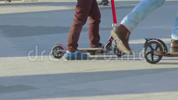 父子俩骑滑板车视频的预览图