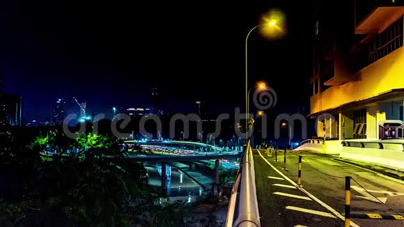 夜间城市交通大道和高速公路流动着模糊运动的交通4K时差吉隆坡之夜视频的预览图