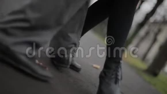 男人女人穿着黑色皮鞋在水泥路上跳舞视频的预览图