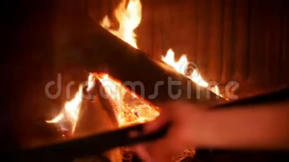 壁炉着火了在爵士酒吧度过一个惬意的夜晚视频的预览图