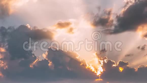 日落时带着太阳的迷人天空自然阳光视频的预览图
