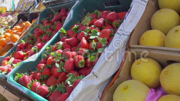 水果市场上的甜瓜和草莓视频的预览图