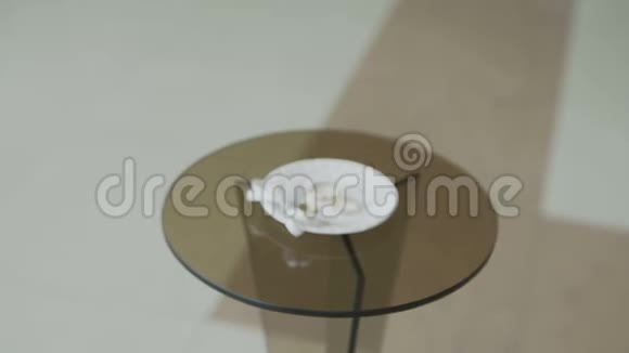 玻璃桌上的结婚戒指视频的预览图