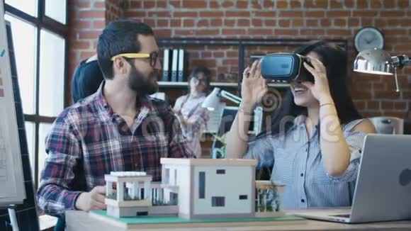 不同同事在建造房屋时使用虚拟现实视频的预览图