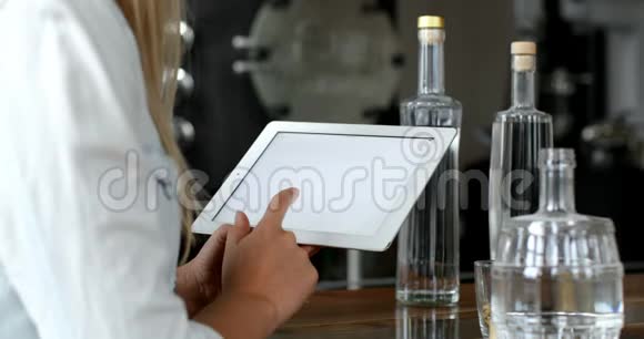 4k酒厂使用数码平板电脑的女工视频的预览图