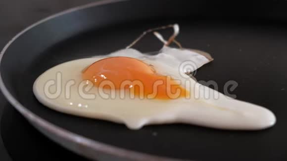 煎锅上煎一个鸡蛋的特写镜头视频的预览图