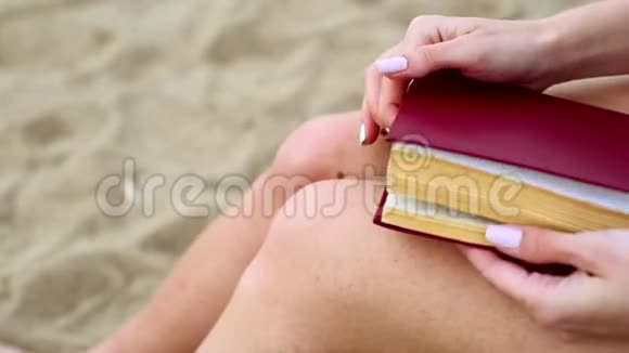 女性手打开一本书找到比特币视频的预览图