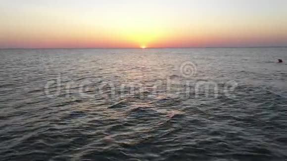 海上日出清晨空中观景台黑海日落橙色的天空和低潮大海在日落的光线中波浪太阳落山视频的预览图
