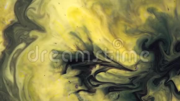混合在水中的彩色油漆的顶部视图漂亮的黄黑色墨渍背景视频的预览图