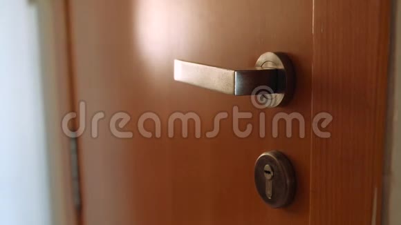 双手合拢转动钥匙锁上房门视频的预览图