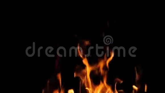 红色的火花飞起橙色的火焰在黑暗中燃烧缓慢的运动视频的预览图