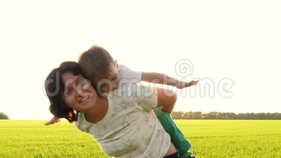 年轻的女人和孩子在户外玩得很开心漂亮的家庭妈妈和她的男孩拥抱在一起接吻妈妈总是视频的预览图