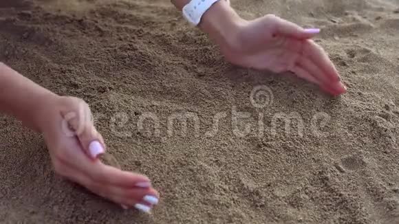女人的手在沙子里挖找到比特币视频的预览图