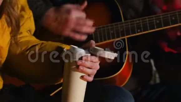 群友坐冬林旁火一个弹吉他的年轻人视频的预览图
