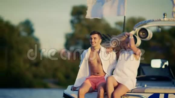 新婚夫妇幸福地在游艇上安息视频的预览图