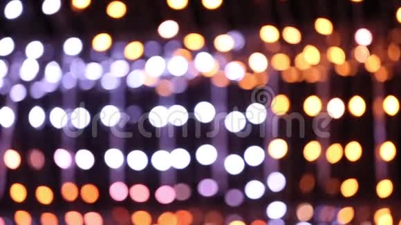 城市林荫大道装饰新年和圣诞照明视频的预览图
