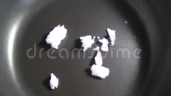 椰子油在锅里融化视频的预览图