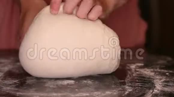 一个年轻的女人用手捏一团面包面团视频的预览图