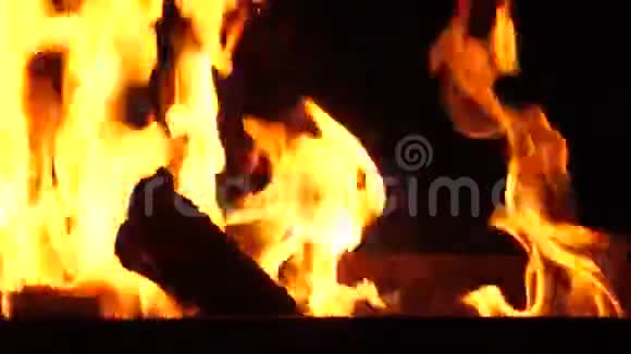 火在晚上烧烤炉中燃烧红色的火火火花飞到顶部缓慢运动关闭视频的预览图