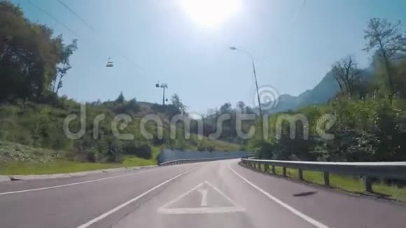从缆车上行驶在高速公路上在缆车下被乔灌木覆盖的美丽山脉上的景色视频的预览图
