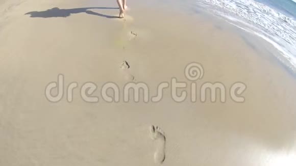 人走在沙滩上留下痕迹视频的预览图