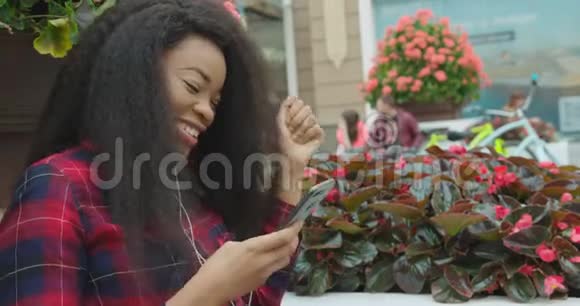 非洲少女的情感肖像听音乐耳机发短信聊天手机视频的预览图