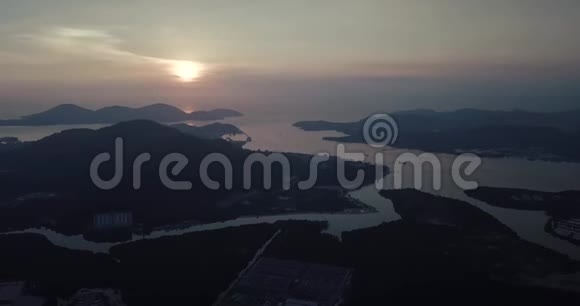 马来西亚卢穆特清晨美丽的鸟瞰日出视频的预览图
