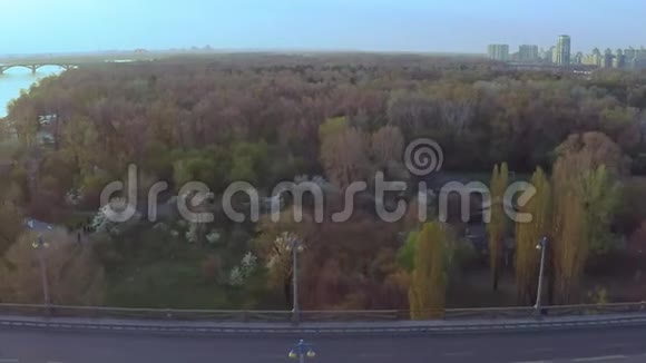 在春天日落之前在基辅的Dnieper河上俯瞰大桥的空中景色视频的预览图