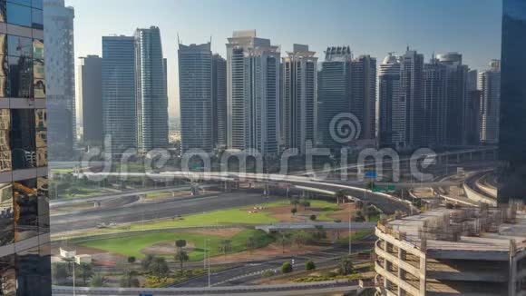 从空中俯瞰JLT和迪拜码头在谢赫扎耶德路上有很大的公路交叉口时间在谢赫扎耶德路上有摩天大楼视频的预览图