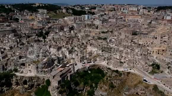 意大利南部Basilicata地区Matera古镇的鸟瞰图视频的预览图