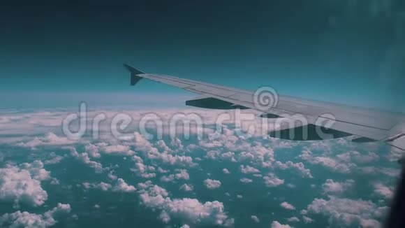飞行过程中飞机机翼的视图通过窗口查看视频的预览图
