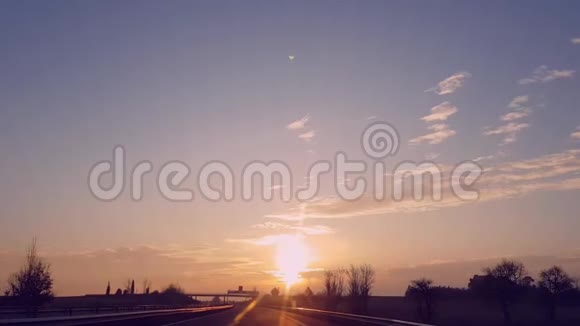 高速公路朝太阳方向行驶视频的预览图
