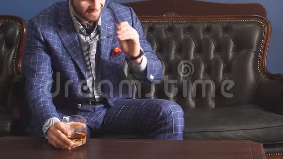 英俊的年轻人穿着经典西装在餐馆喝威士忌视频的预览图