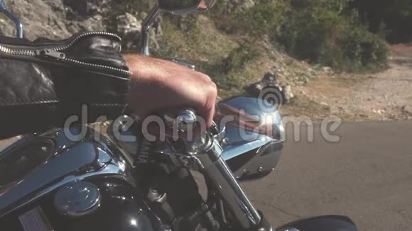 摩托车手在马达上的特写库存摩托车手用皮手套紧闭手在启动前压气视频的预览图