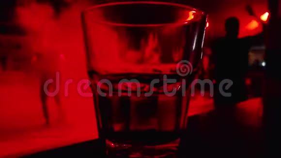 不可辨认的人在杯子里和酒精饮料跳舞视频的预览图